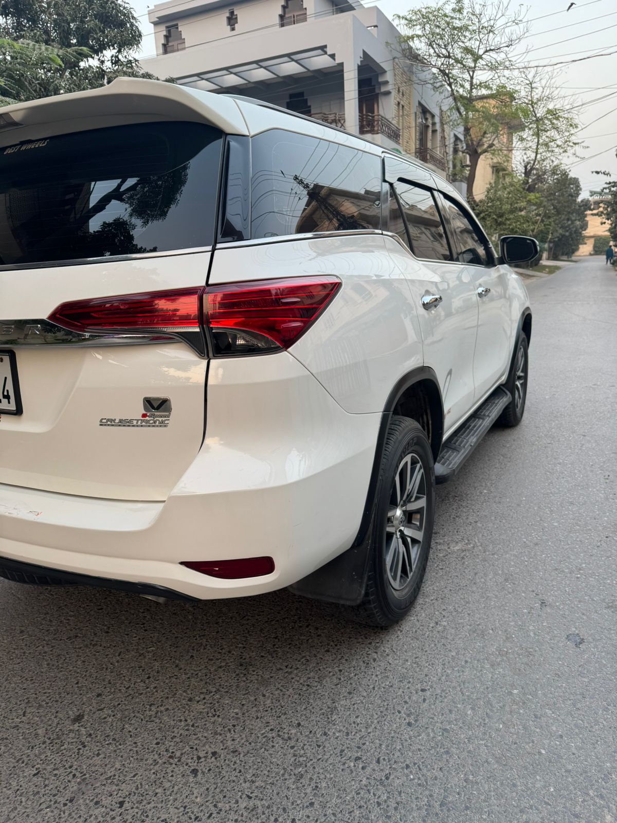 
								Toyota Fortuner V 2.7 full									