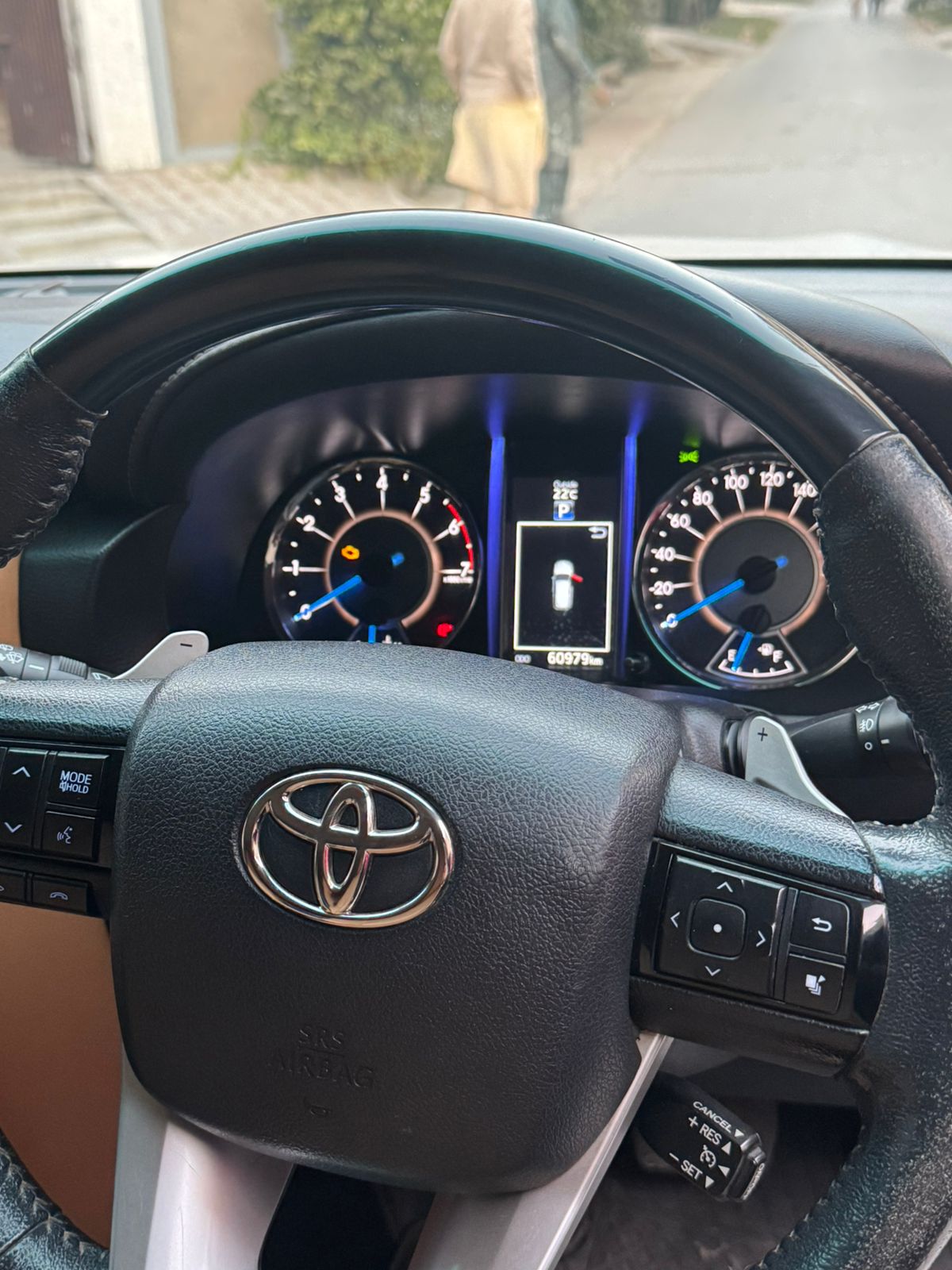 
								Toyota Fortuner V 2.7 full									