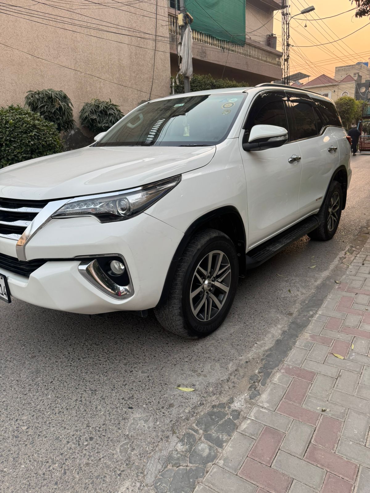 
								Toyota Fortuner V 2.7 full									