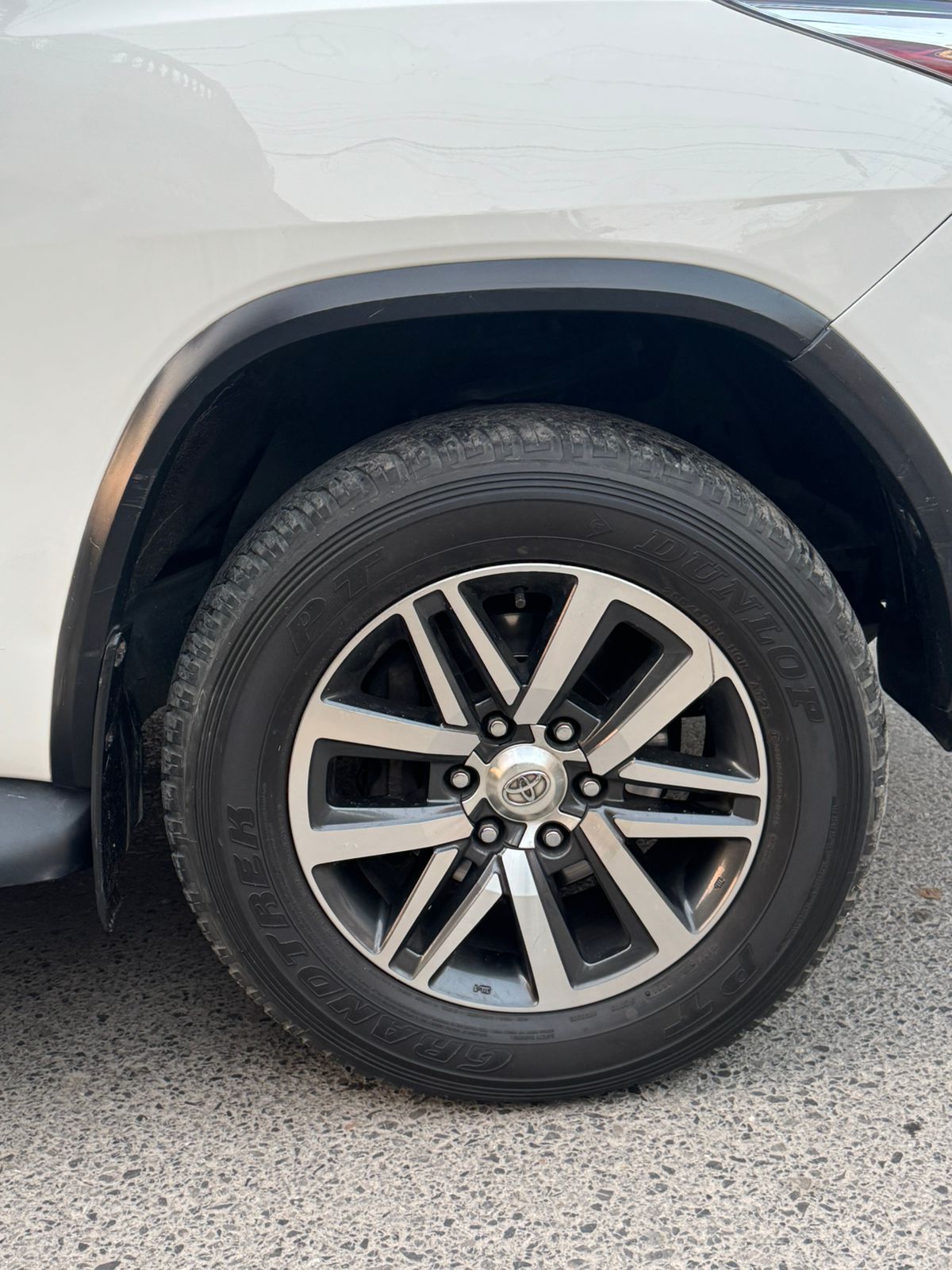 
								Toyota Fortuner V 2.7 full									