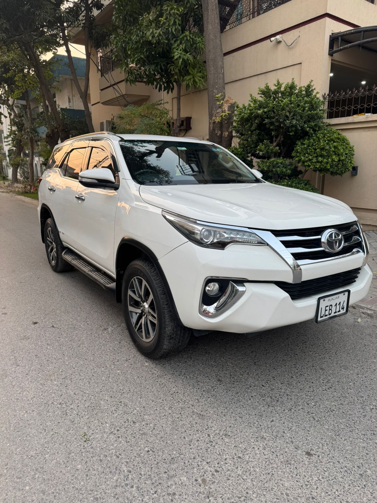 
								Toyota Fortuner V 2.7 full									