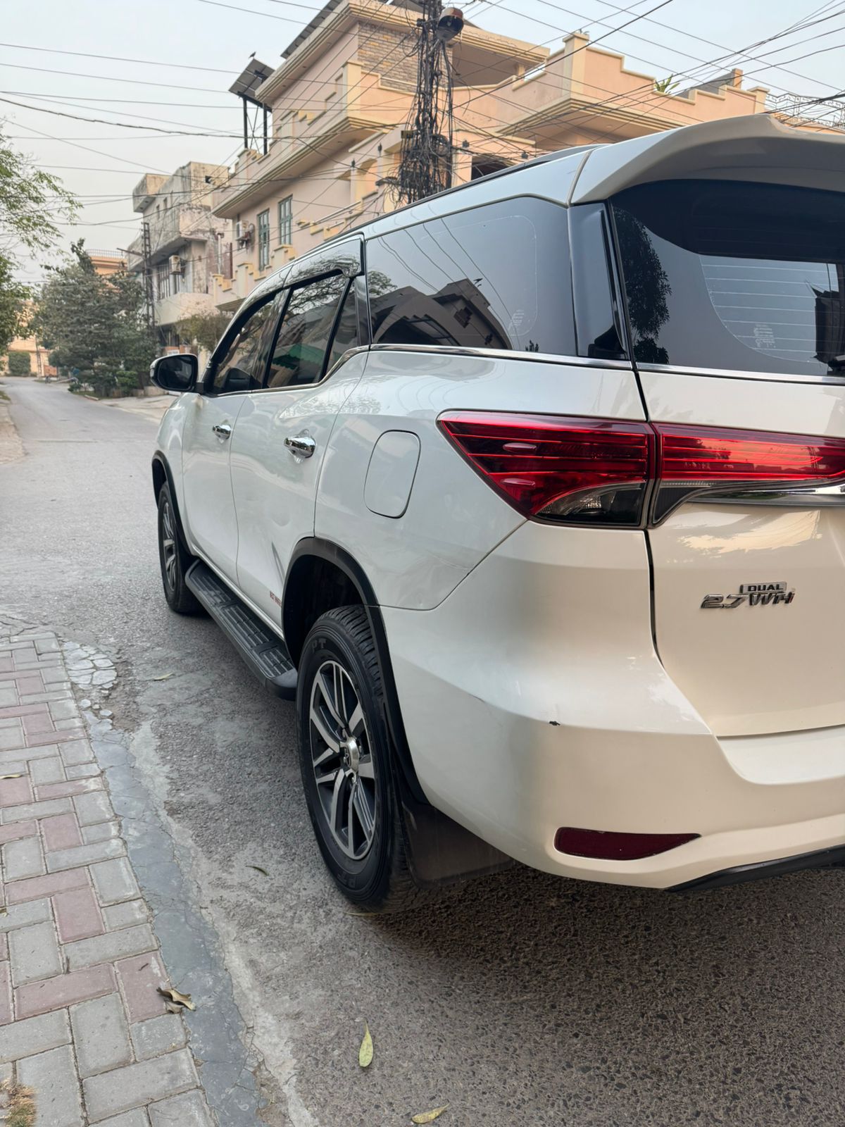 
								Toyota Fortuner V 2.7 full									