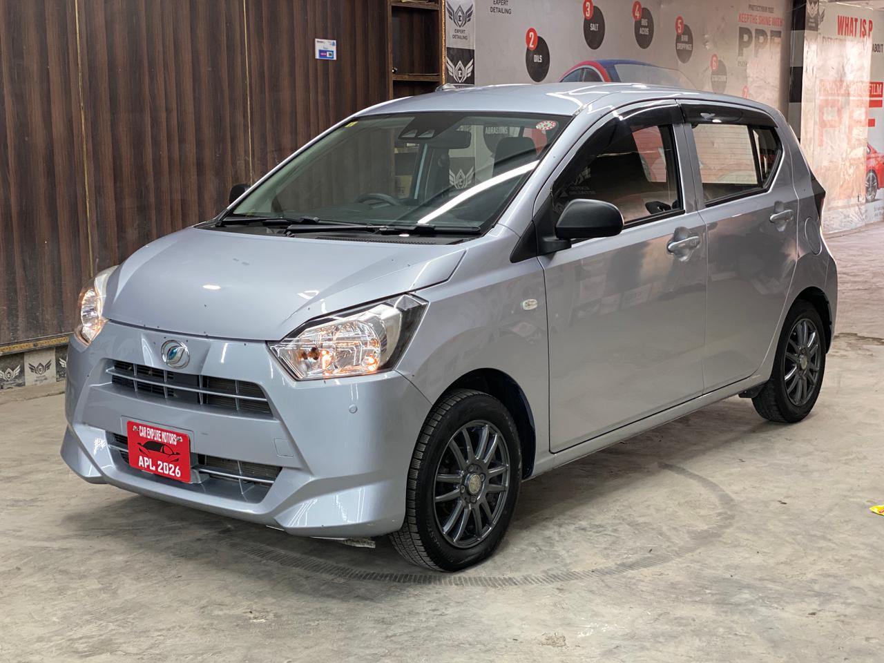 
								Daihatsu Mira ESX full									