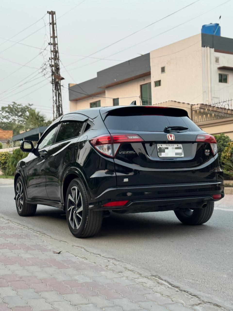 
								Honda Vezel Rs Turbo Full Optional full									