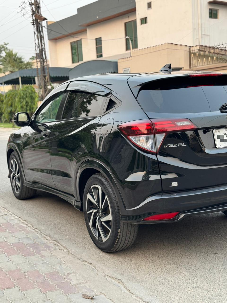 
								Honda Vezel Rs Turbo Full Optional full									